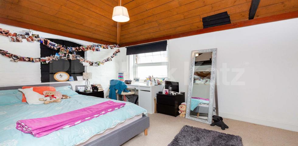 Stunning spacious 3 bed 2 bath with a huge lounge in Kentish Town. Highgate Road, Kentish Town